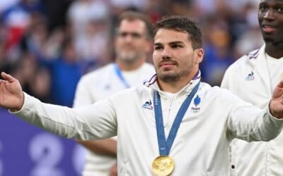 Dupont entre dans l’histoire en devenant le premier joueur français à remporter la Coupe du monde de rugby et l’or olympique